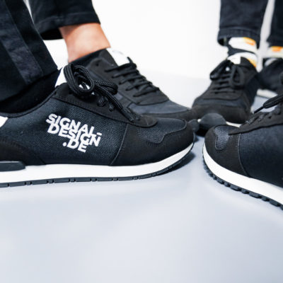 Schuhe mit Firmenlogo