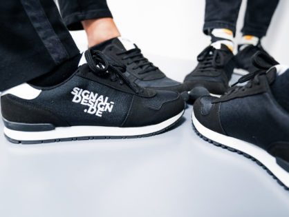 Schuhe mit Firmenlogo