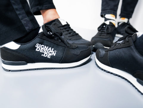 Schuhe mit Firmenlogo
