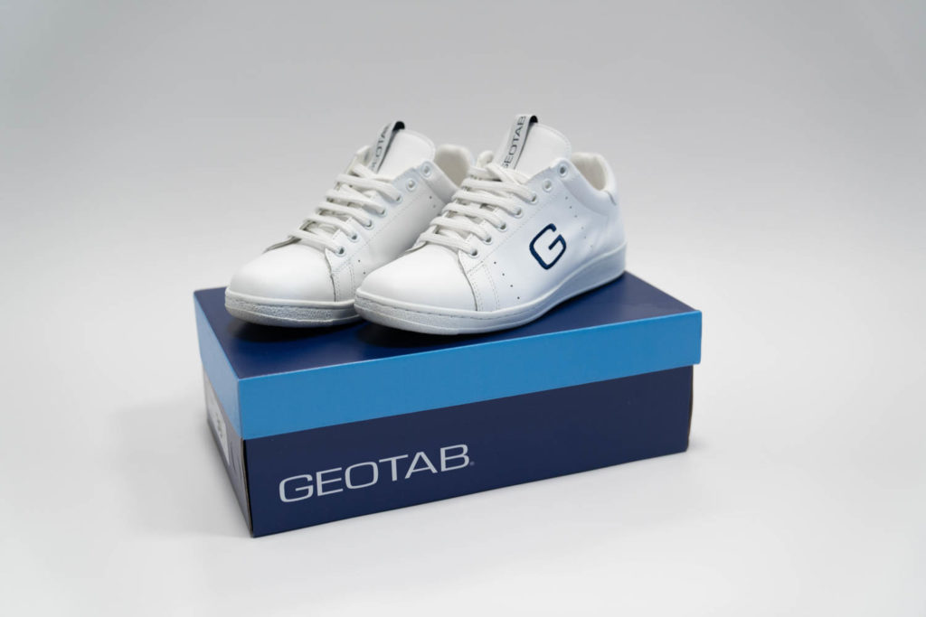 individuelle Sneaker mit Logo und Schuhkarton nach Corporate Design