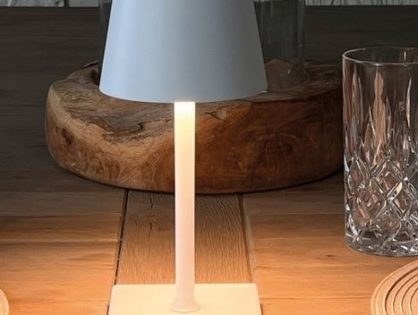 Dimmbare Schreibtischlampe mit Logo
