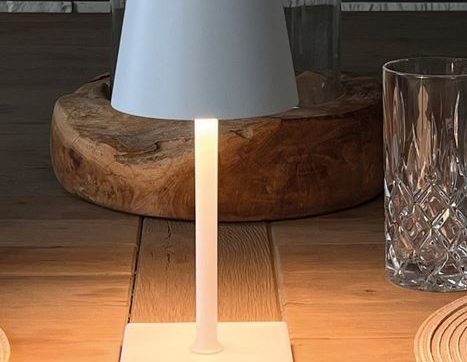Dimmbare Schreibtischlampe mit Logo